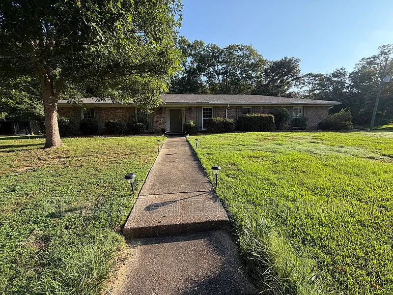 4 bed, 2.0 bath, 2200 sqft, $2,100 — Photo 3