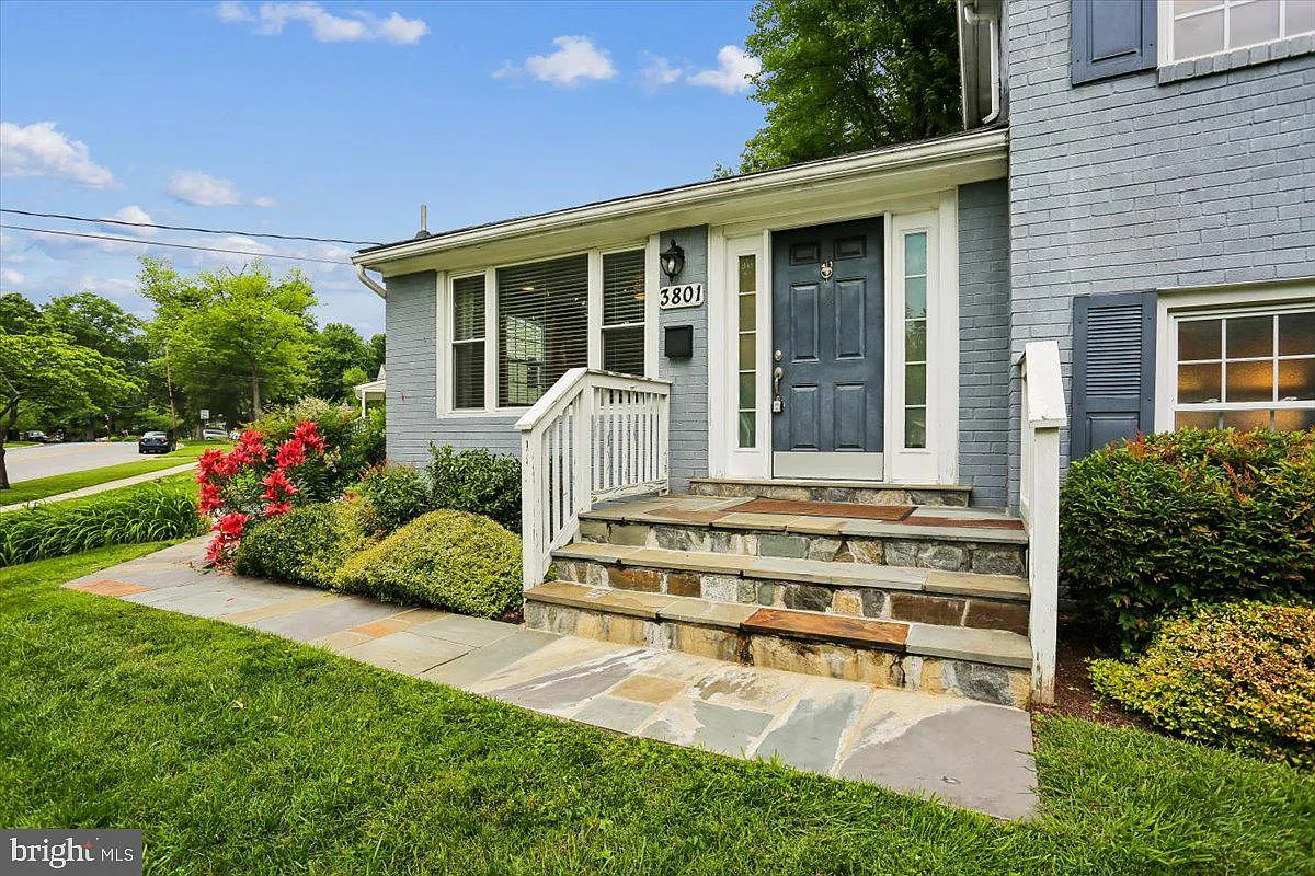 4 bed, 2.5 bath, 2128 sqft, $3,900 — Photo 3