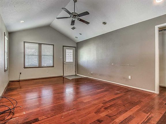 4th image of 1344 NW Ash Ave