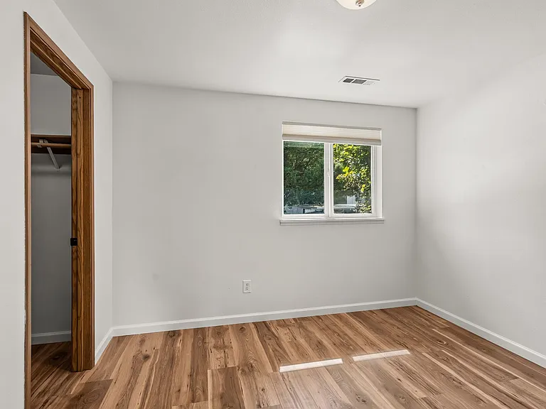 Talent Parkside Apartments — Photo 26
