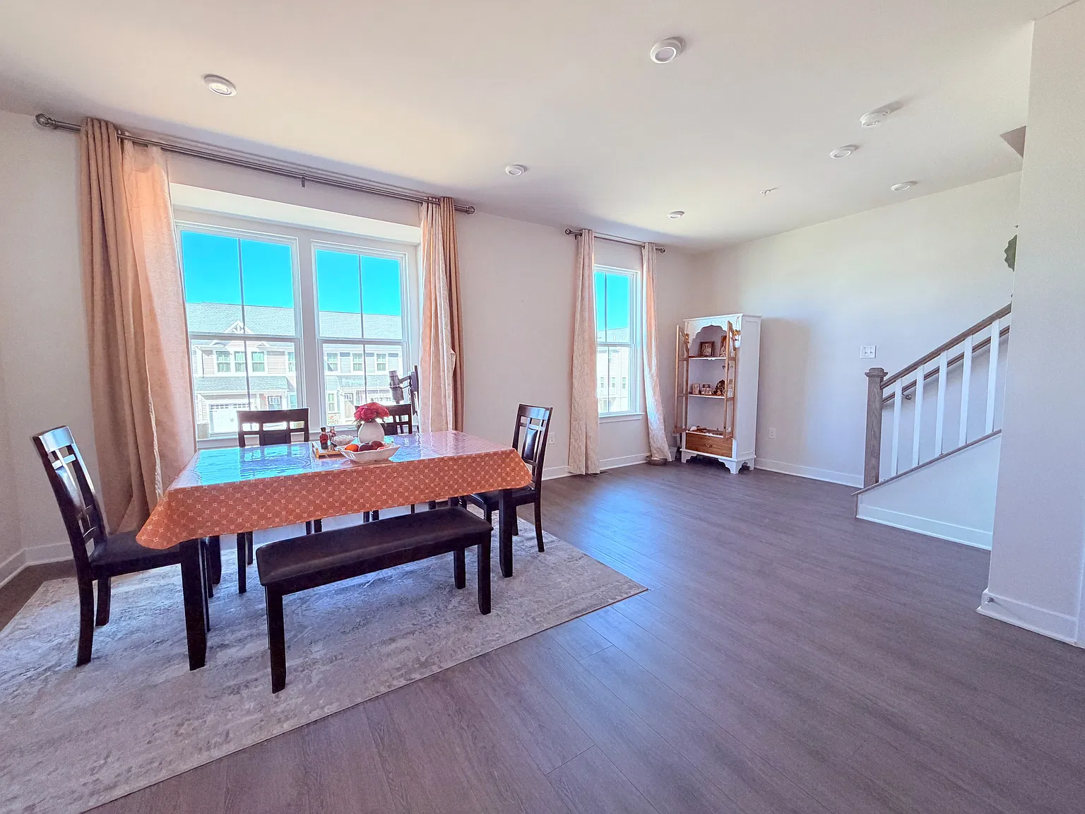 3 bed, 3.5 bath, 2789 sqft, $3,200 — Photo 4