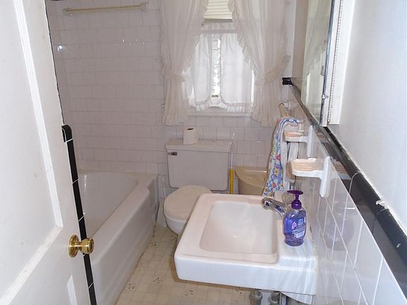 3rd image of 2602 Hollybrook Ave