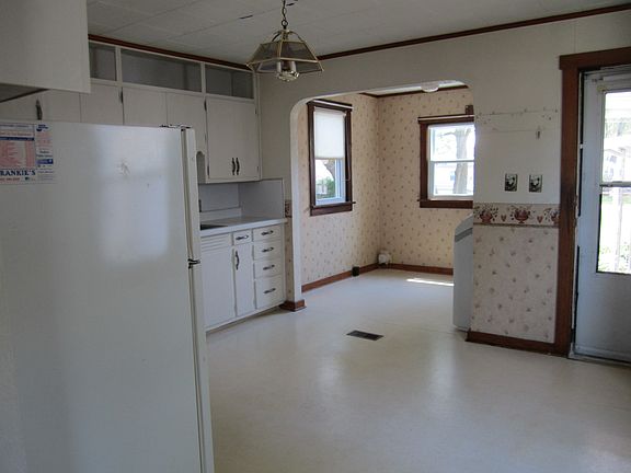 2nd image of 525 W Elm St