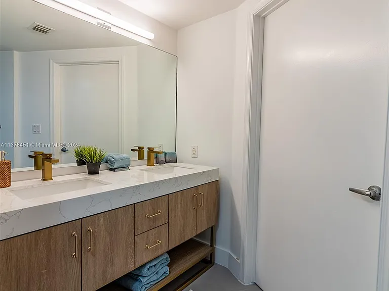 1750 N Bayshore Dr #3201 — Photo 27