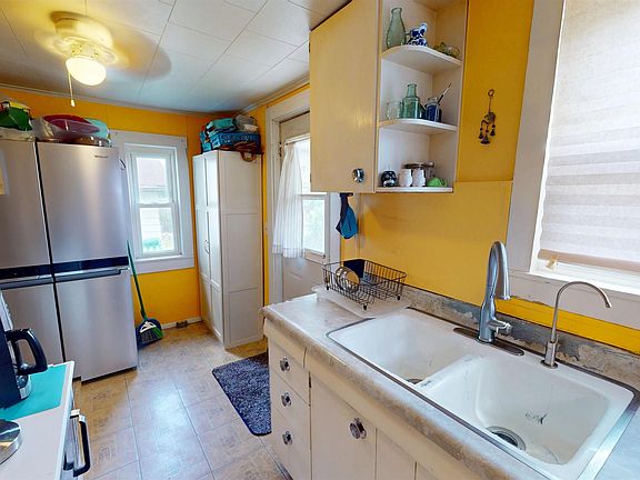 3rd image of 407 E Kirkwood Ave