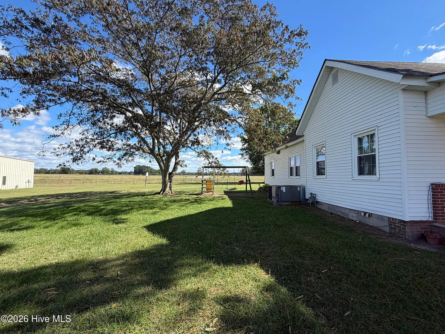 3 bed, 1.0 bath, $1,350 — Photo 2