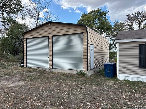 3rd image of 127 HICKORY HILL DR