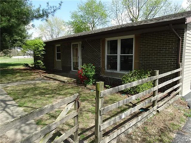 22 Melvin Dr photo 1