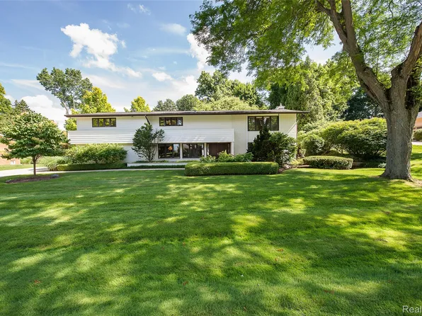 581 Woodway Ct, Bloomfield Hills, MI 48302