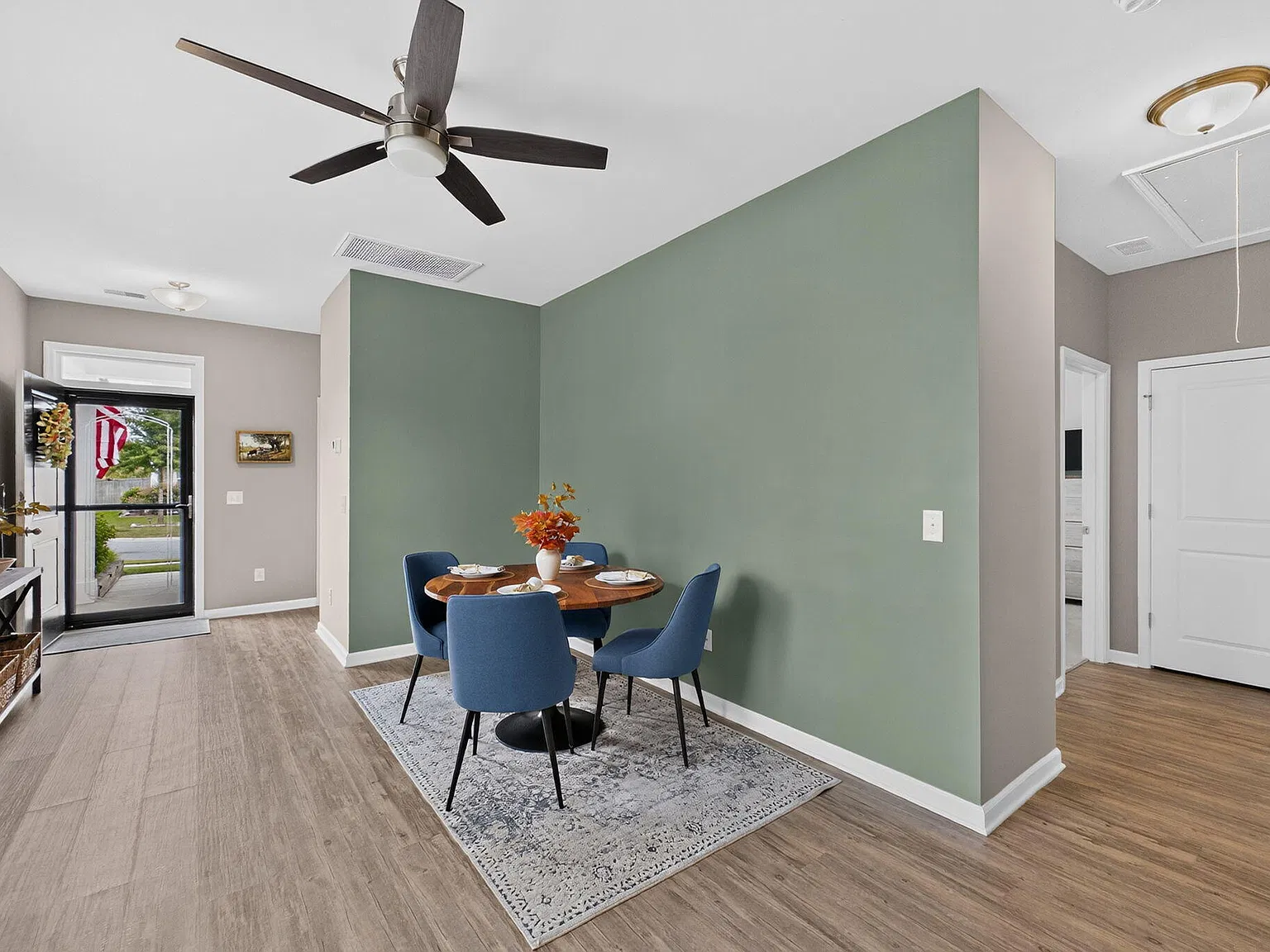 3 bed, 2.0 bath, 1456 sqft, $2,400 — Photo 4