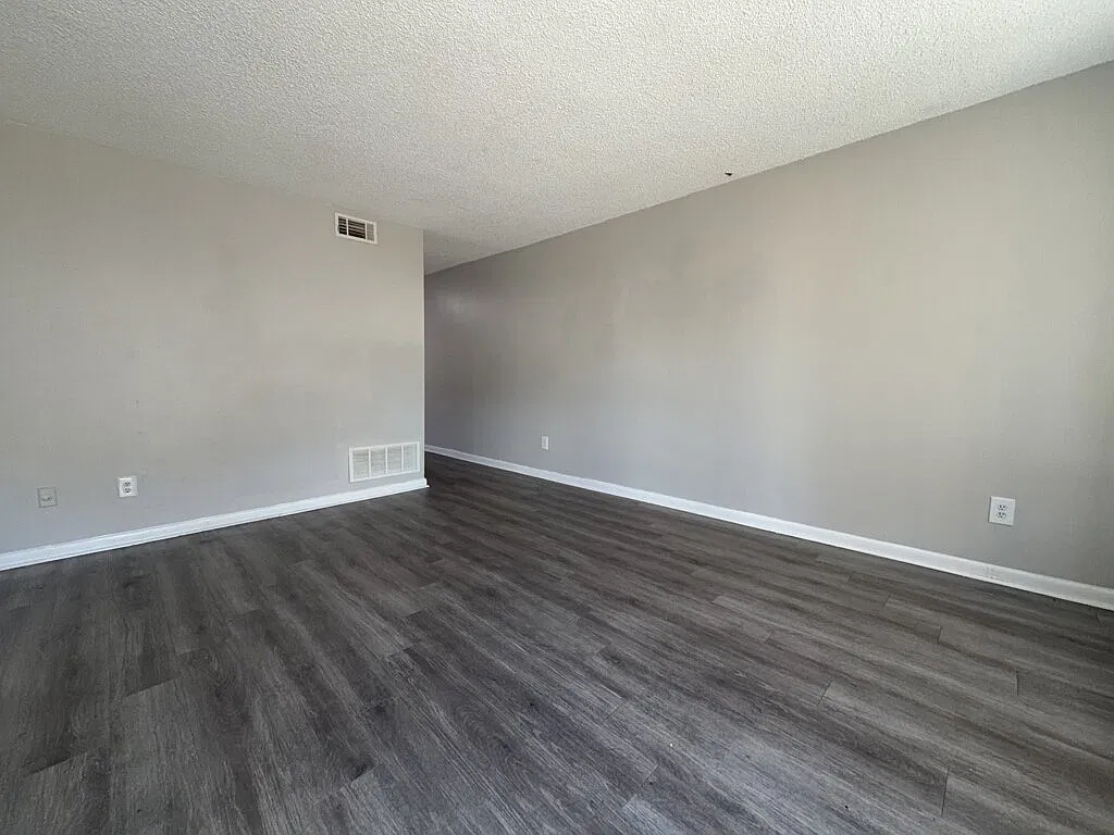 2 bed, 1.5 bath, 1054 sqft, $895 — Photo 1