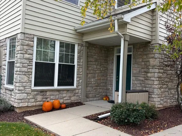 N16W26532 Meadowgrass CIRCLE #F, Pewaukee, WI 53072