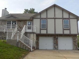 302 NE 4th Ter, Oak Grove, MO 64075