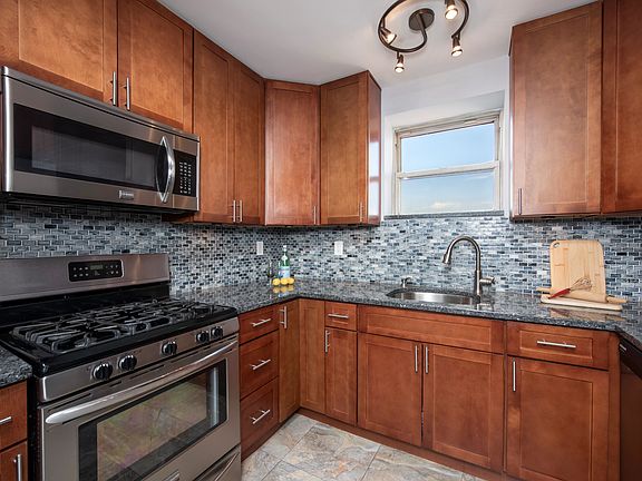 5th image of 5900 Arlington Ave APT 7U