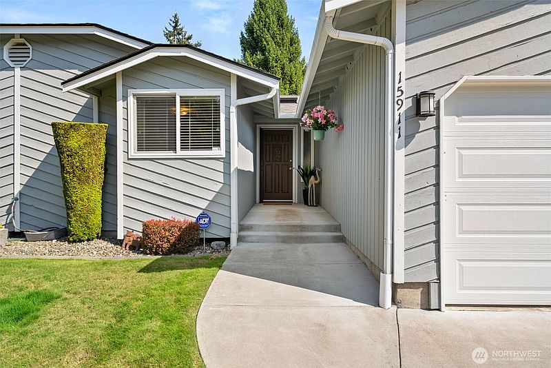 3rd image of 15911 91st Avenue Ct