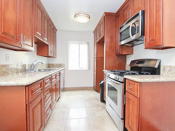 3rd image of 519 N Hayworth Ave #1