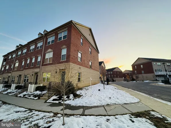 7864 Crescent Park Dr, Gainesville, VA 20155