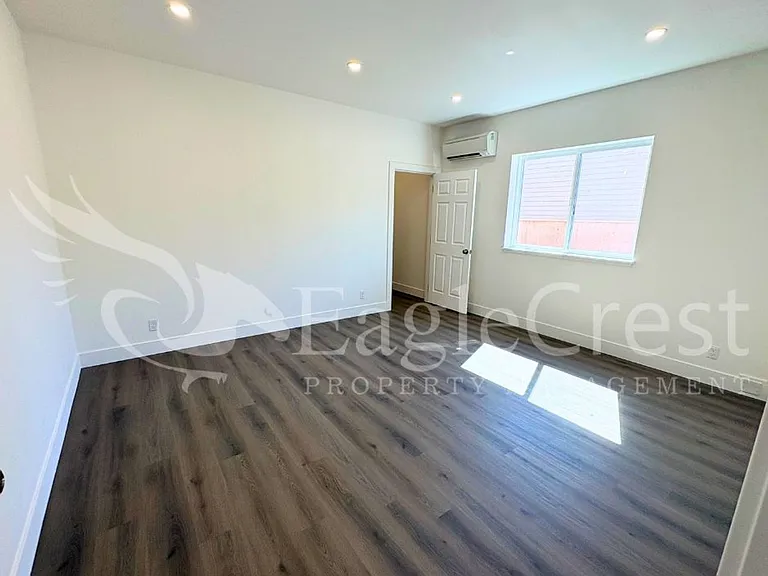420 Ankeny St — Photo 36
