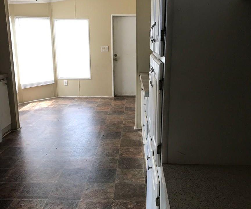 1st image of 6 Imperial Dr W