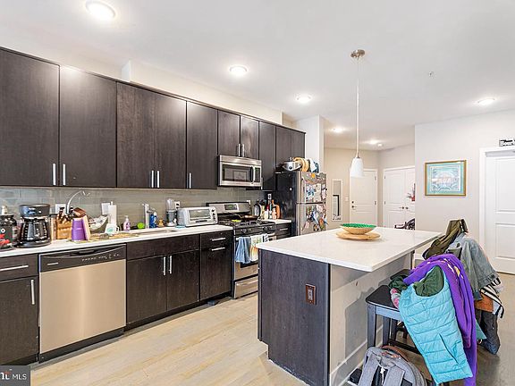2nd image of 1607 Catharine St APT 2H