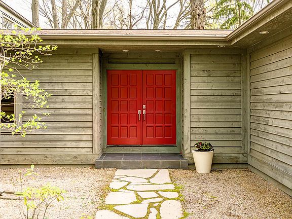 3rd image of 568 Yaronia Dr N