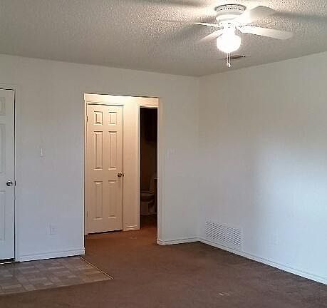 3rd image of 917 Embassy Dr