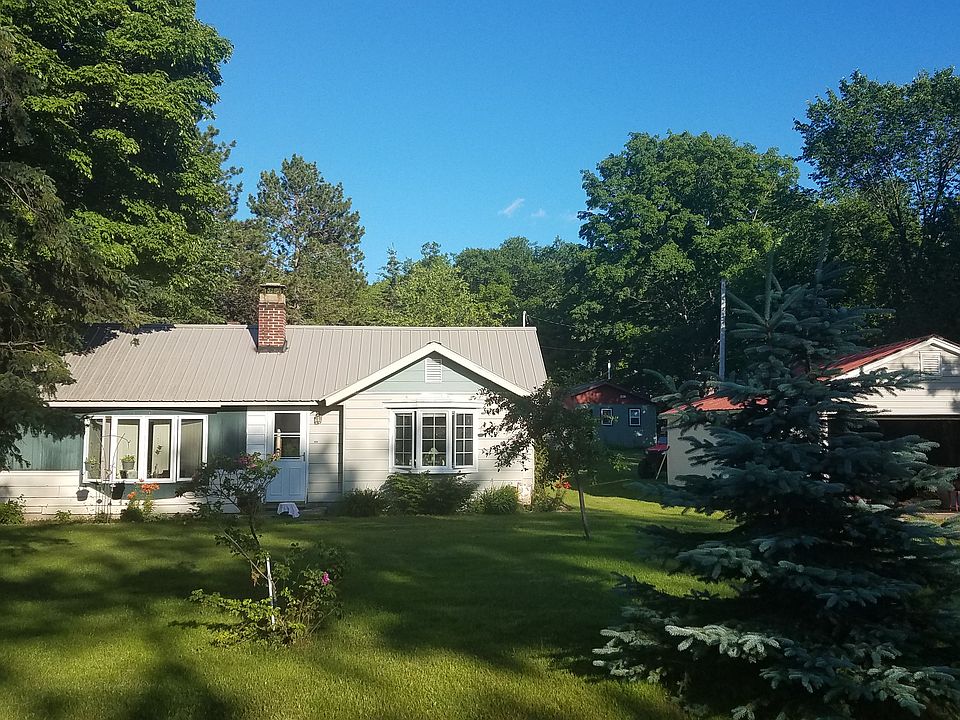 Front of the house w/garage