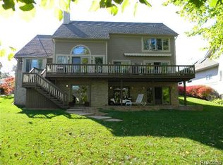 4405 Island View Dr, Waterford, MI 48328