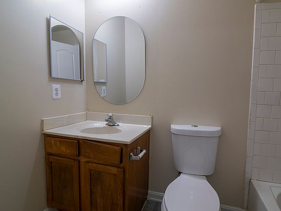 Upstairs hallway full bathroom