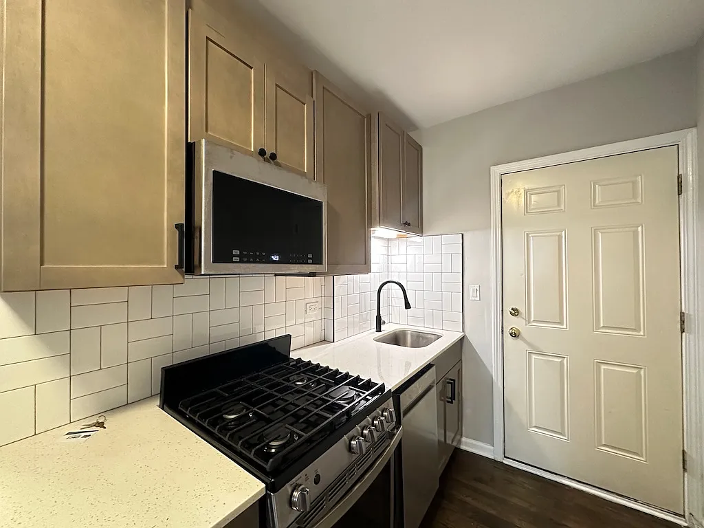 Priceless Studio, 1 Bath at Dakin + Fremont (Wrigleyville) — Photo 4