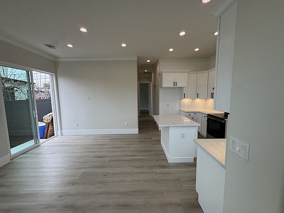 5th image of 2354 Hart Ave