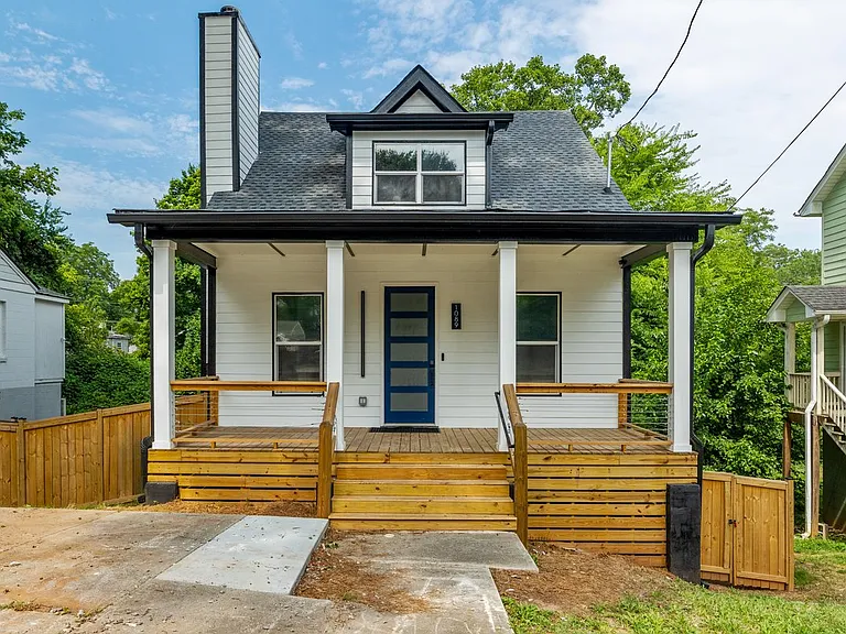 1089 Garibaldi St SW — Photo 1