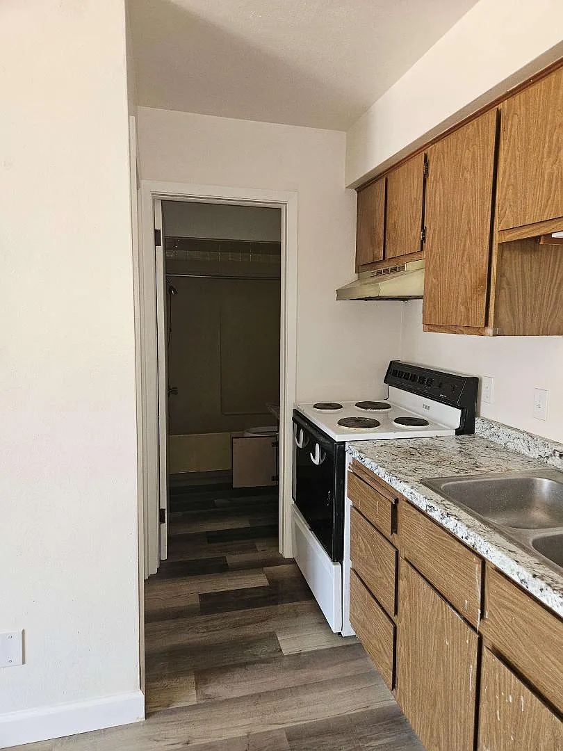 555 W High St - Apt 4 - 555 W High St — Photo 3