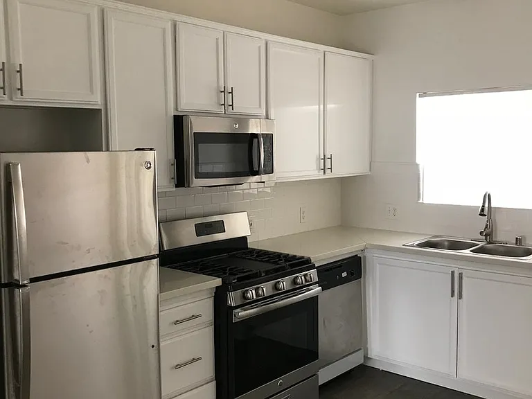 251 Robinson St — Photo 9