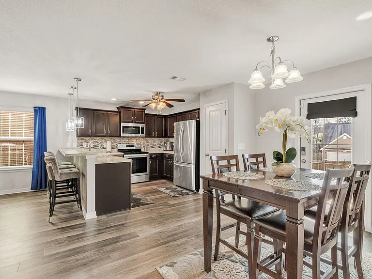 503 Eisenhower Dr — Photo 12