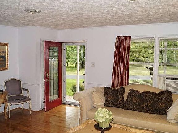 Living Rm Pic 3