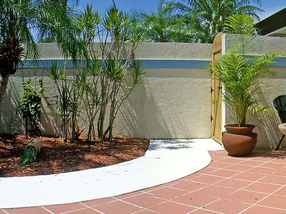 Front Locking CourtYard 