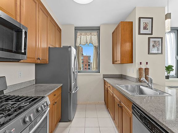 3rd image of 425 Main St APT 16J