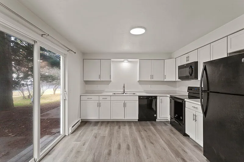 3 bed, 1.5 bath, 1104 sqft, $1,795 — Photo 2