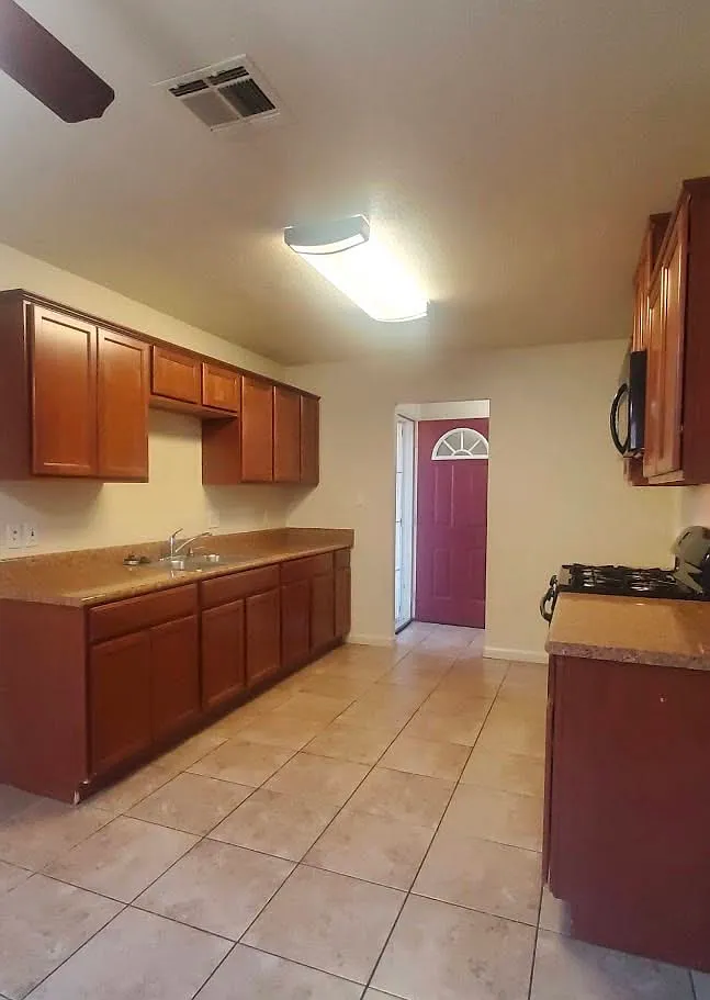 3 bed, 1200 sqft, $2,500 — Photo 4