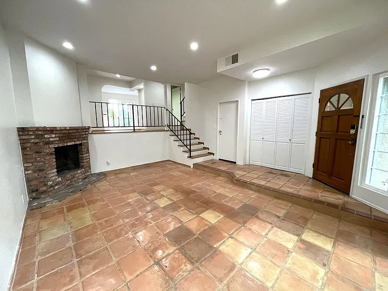7100 Balboa Blvd #104 — Photo 1