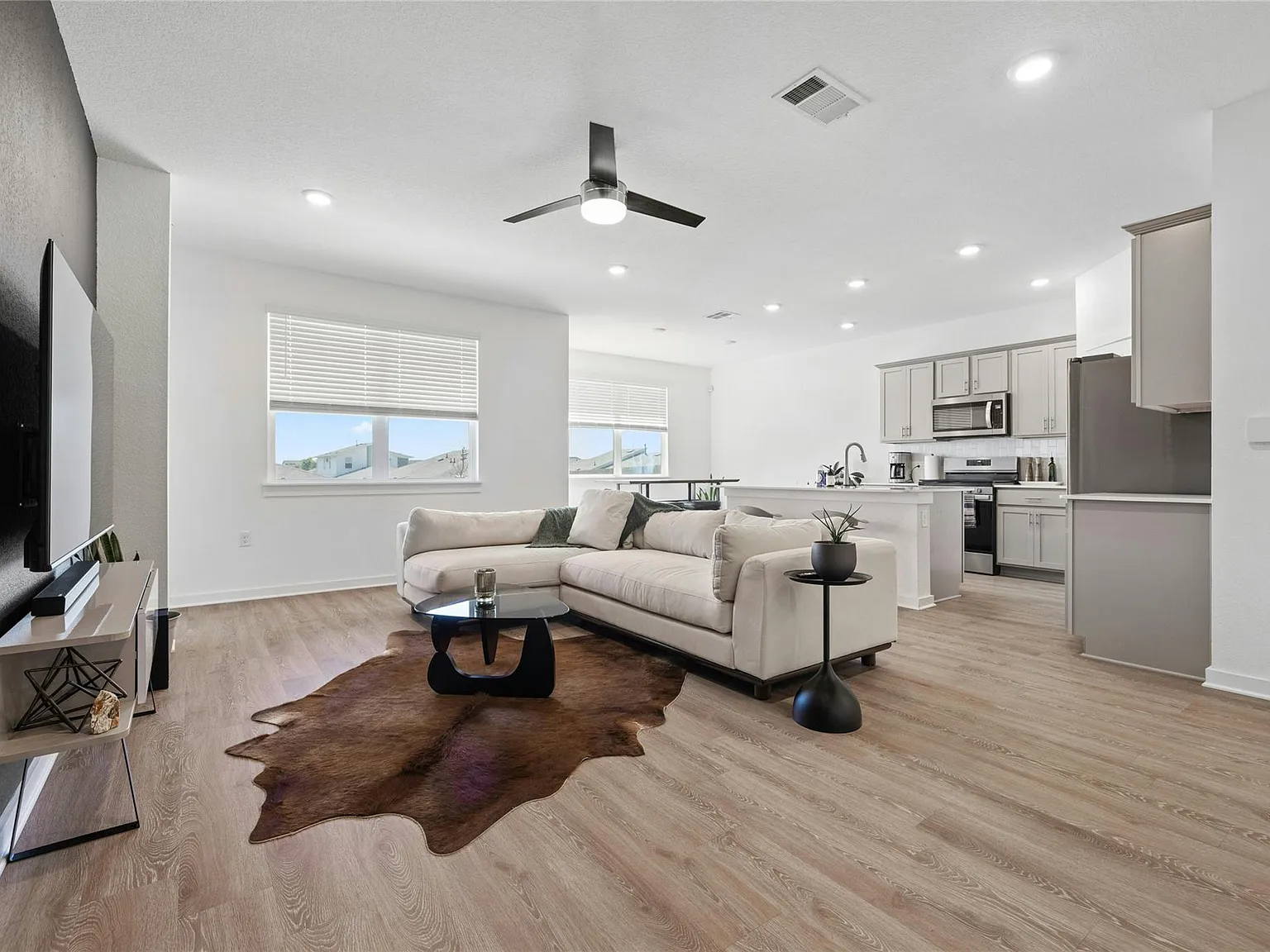 3 bed, 2.0 bath, 1472 sqft, $1,900 — Photo 2