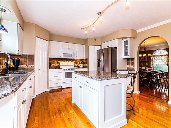 5th image of 301 Trail Ct E