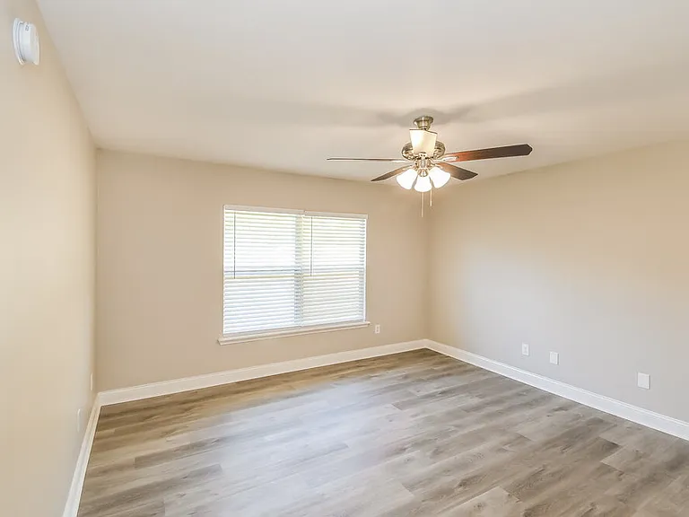 1068 Ardmore St — Photo 10