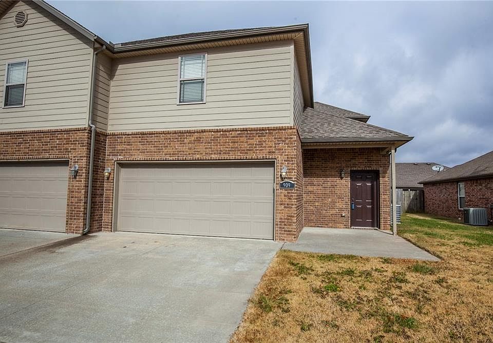 1st image of 909 Oakwood Ln