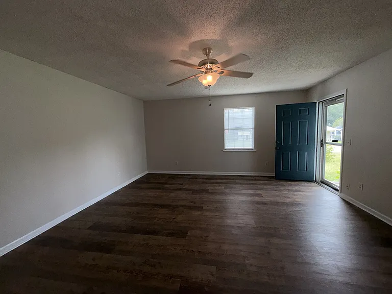 2312 Creekwood Dr — Photo 2