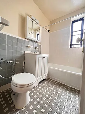 Rented by Queens Apartments Realty LLC | media 9