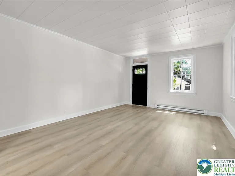 128 W Fairview St — Photo 7