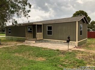 908 11th St, Floresville, TX 78114