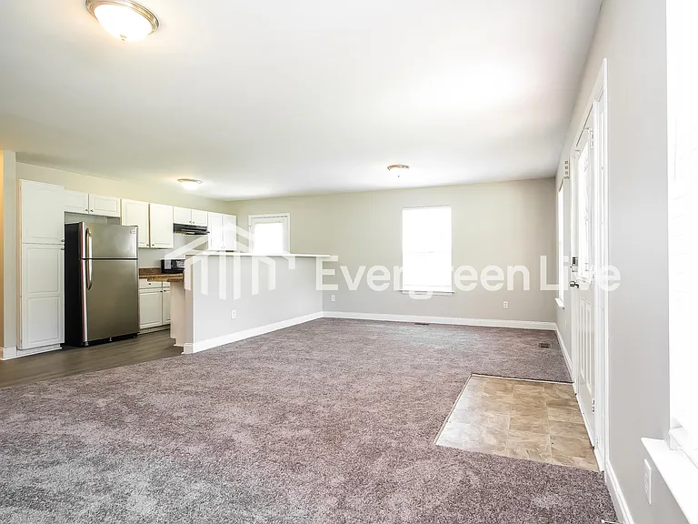 195 Beverly Ln — Photo 2